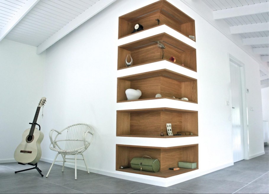 Угловые полки в интерьере