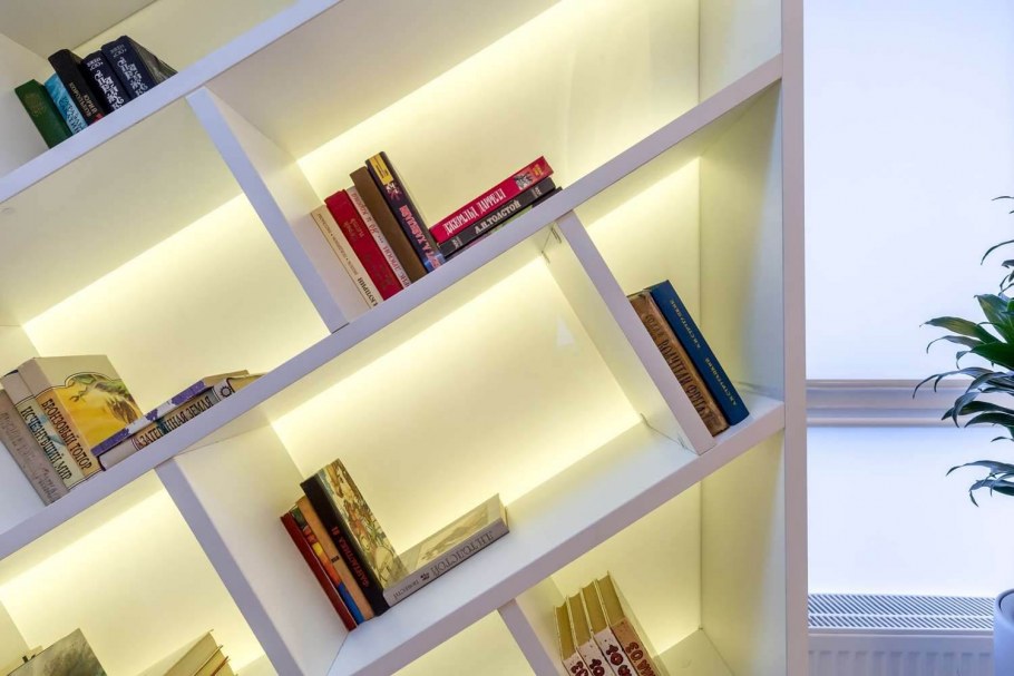 Книжная полка с подсветкой
