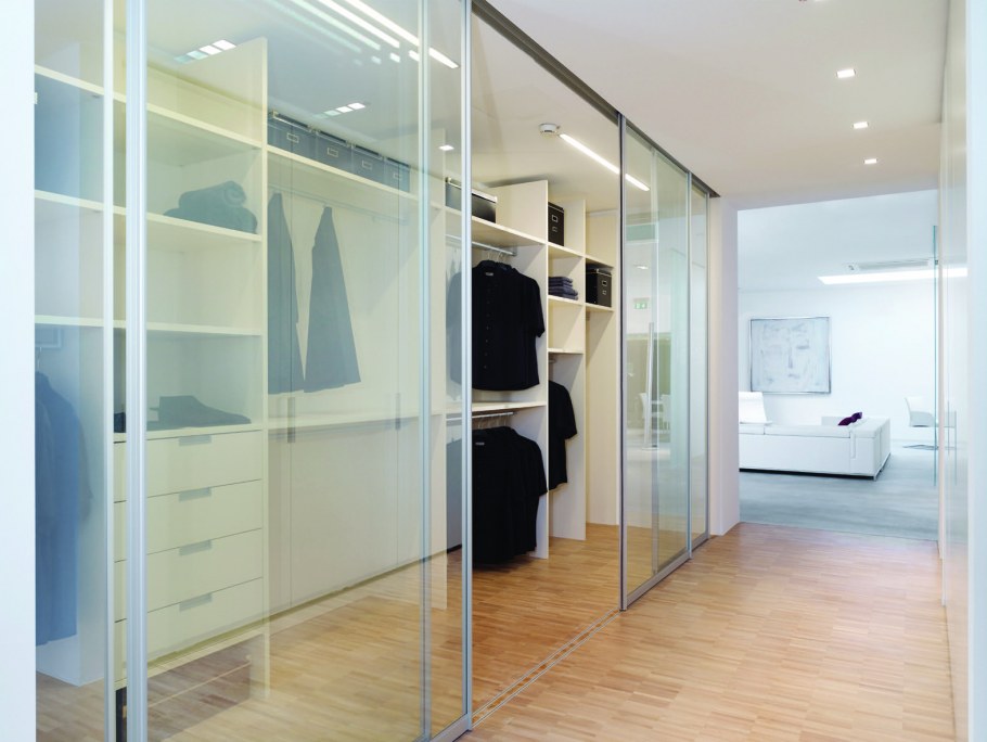 Прозрачная гардеробная