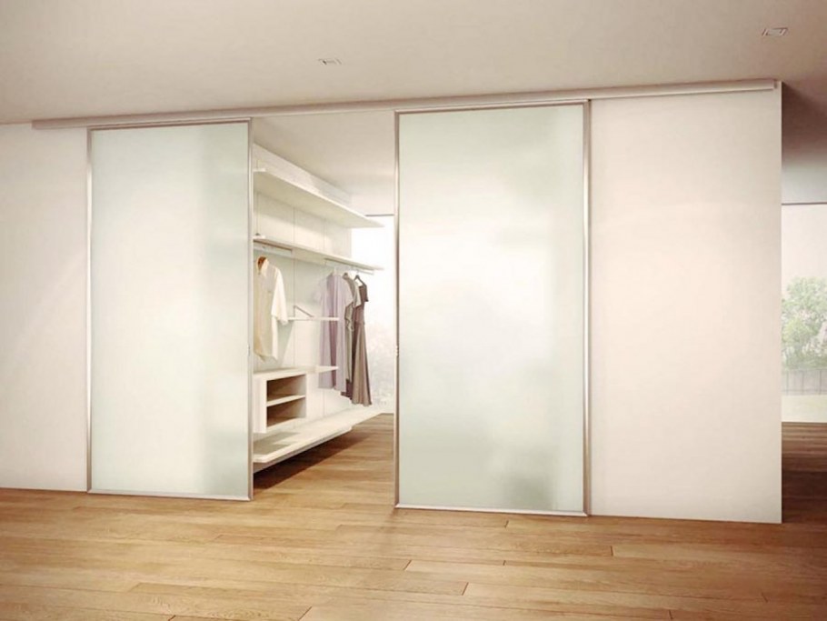 Гардеробная с раздвижными дверями