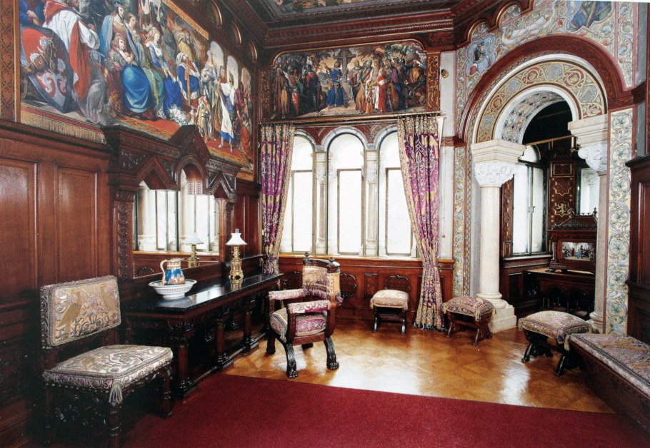 Нойшванштайн дворец спальня