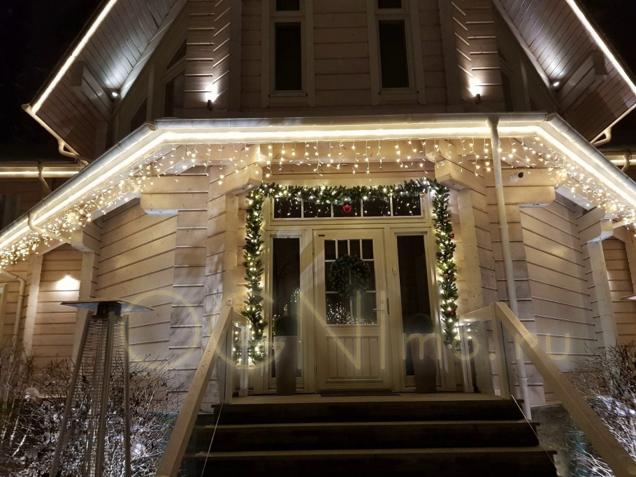 Освещение фасада деревянного дома