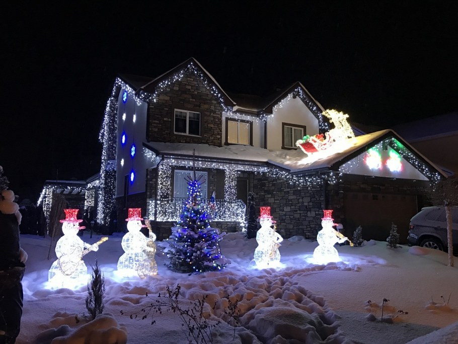 Новогоднее украшение фасада дома