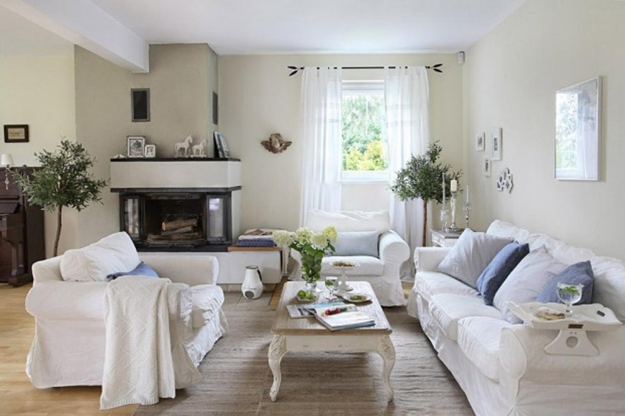 Светлая гостиная в доме