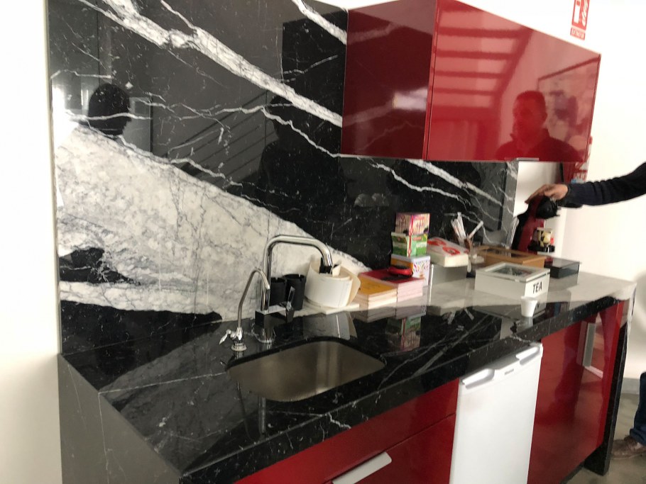 Столешница мрамор negro Marquina Extra