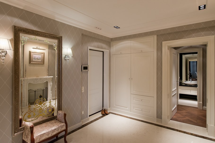 Маленькая прихожая Неоклассика