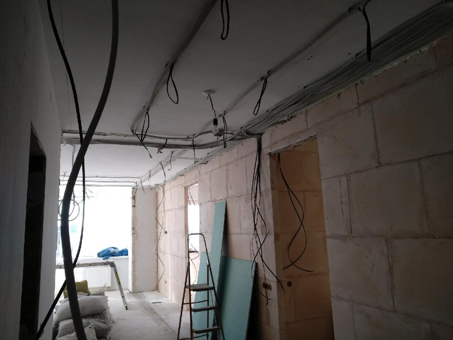 Разведение проводов по потолку