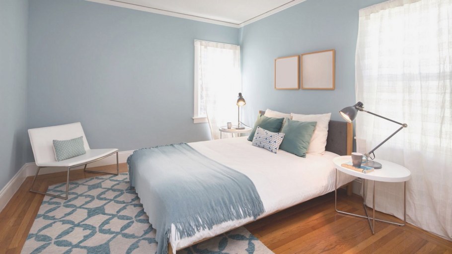 Однотонные стены в комнате