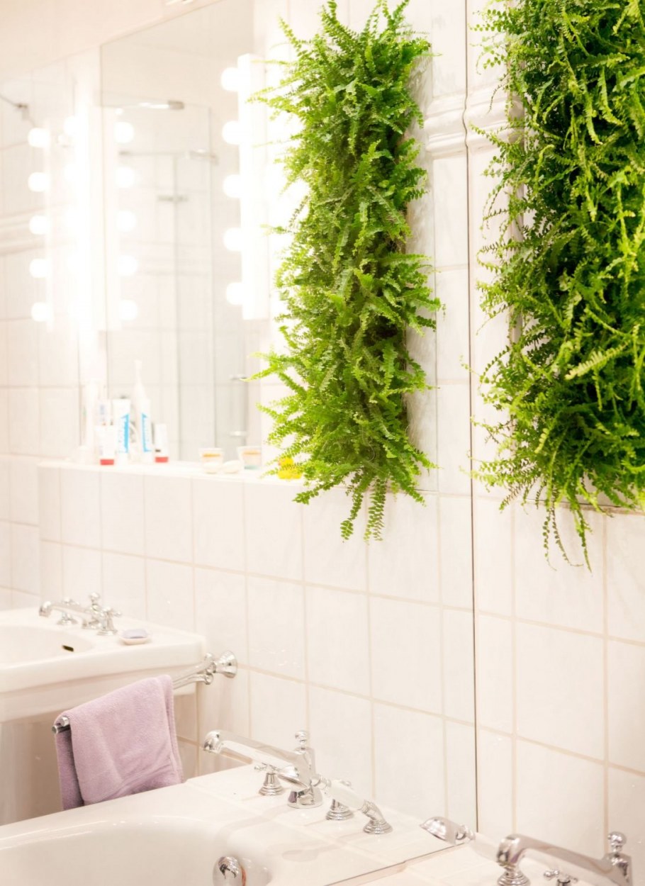 Искусственные растения в ванной