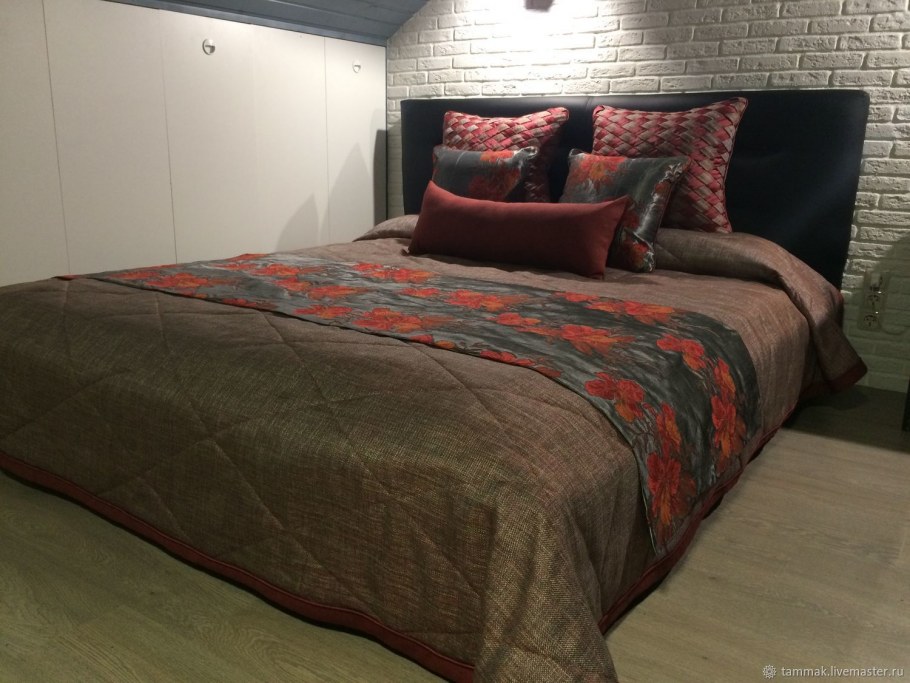 Покрывало с подушками на кровать