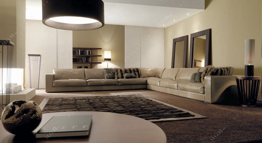 Бежевый кожаный диван в интерьере