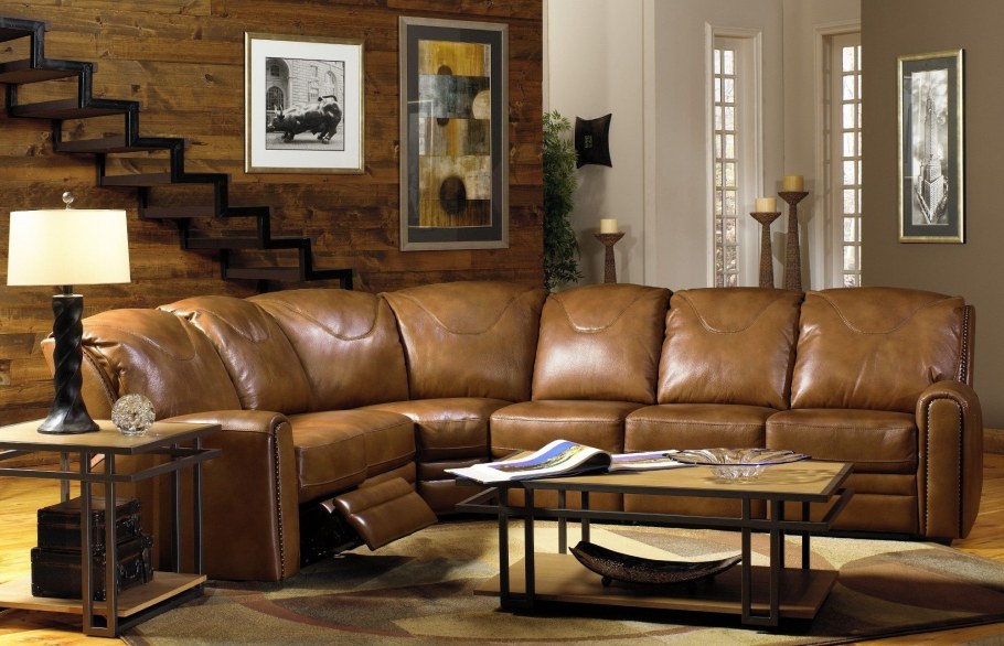 Комната с кожаным коричневым диваном