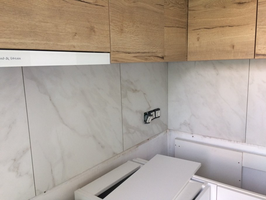 Фартук для кухни из керамогранита 60х60