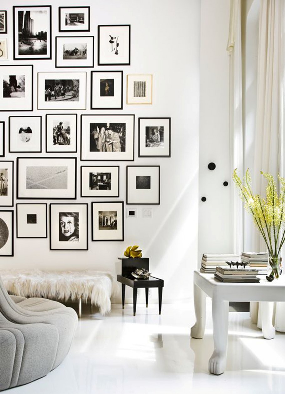 Картина на белой стене