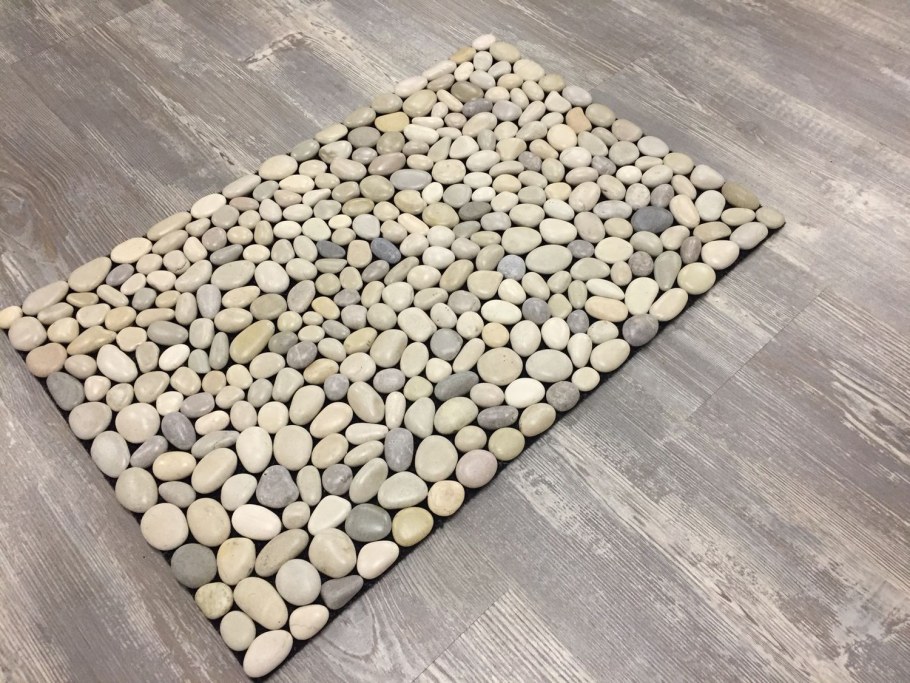 Массажный коврик из гальки