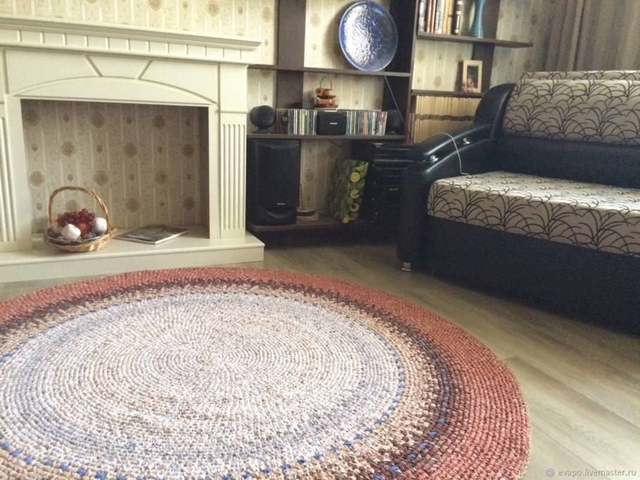 Ковер у камина