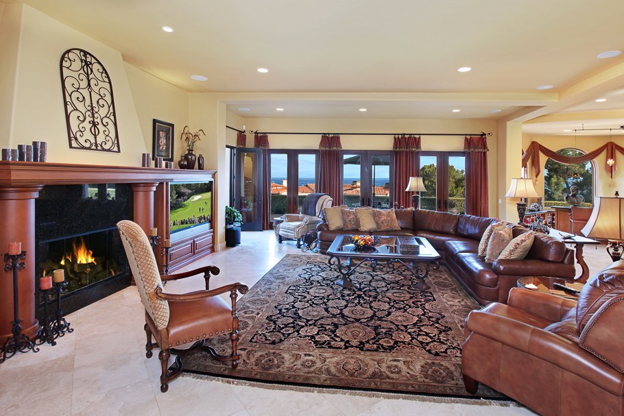 Гостиная с камином и ковром