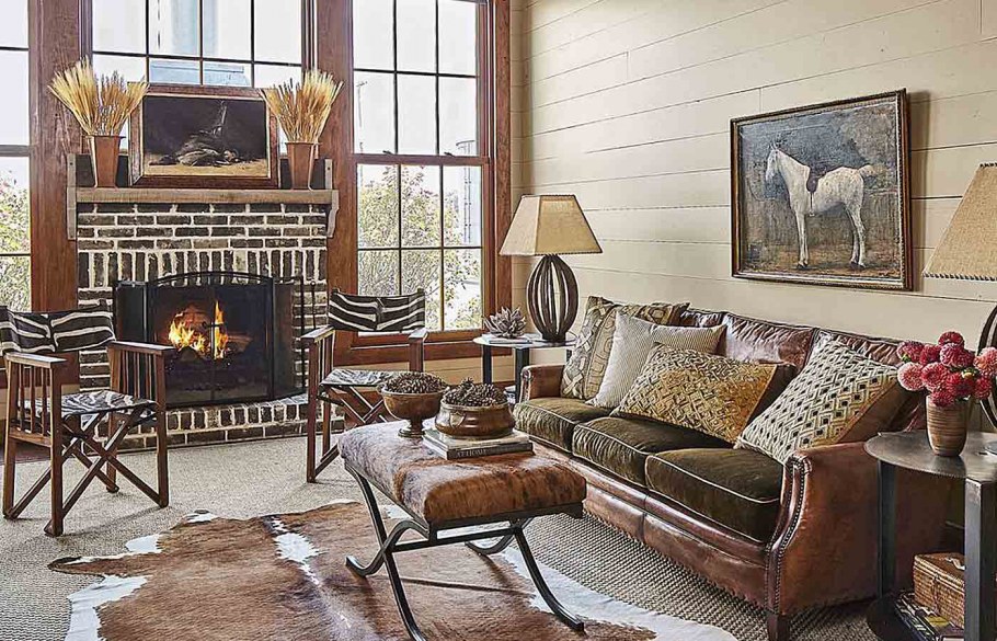 Камин и картины в загородном доме