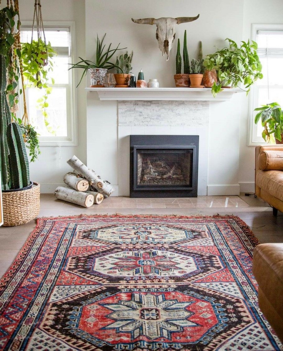 Пестрый ковер в интерьере