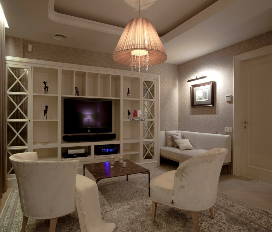 Интерьер гостиной с рабочей зоной Неоклассика