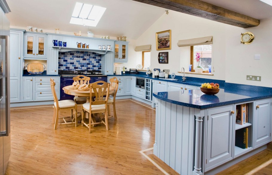 Кухня с синей столешницей