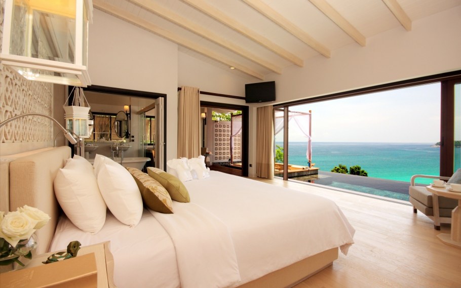 Уютная спальня с видом на море