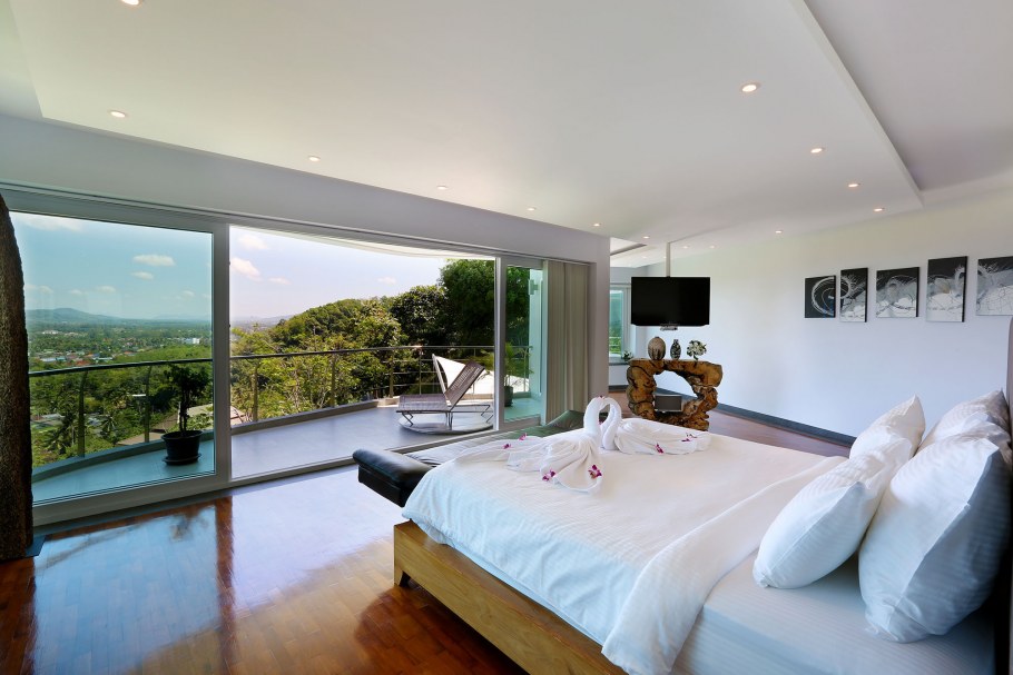 Роскошная спальня с видом на море