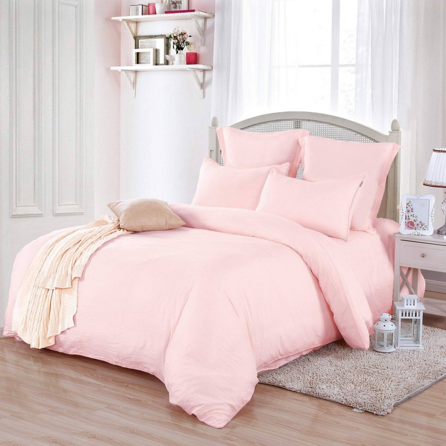 Спальня в персиковых тонах