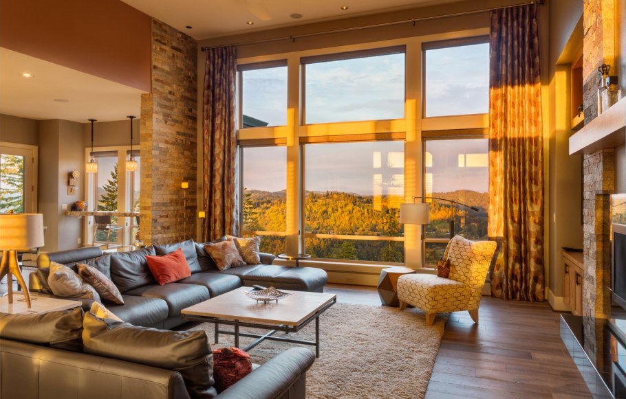 Гостиная с большими окнами