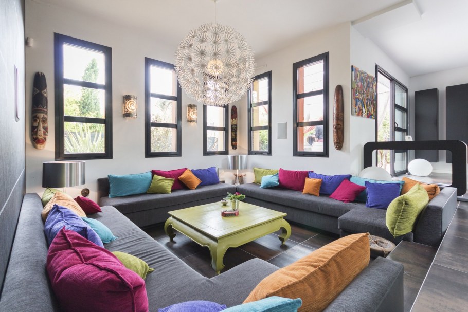 Комбинированные стены в гостиной