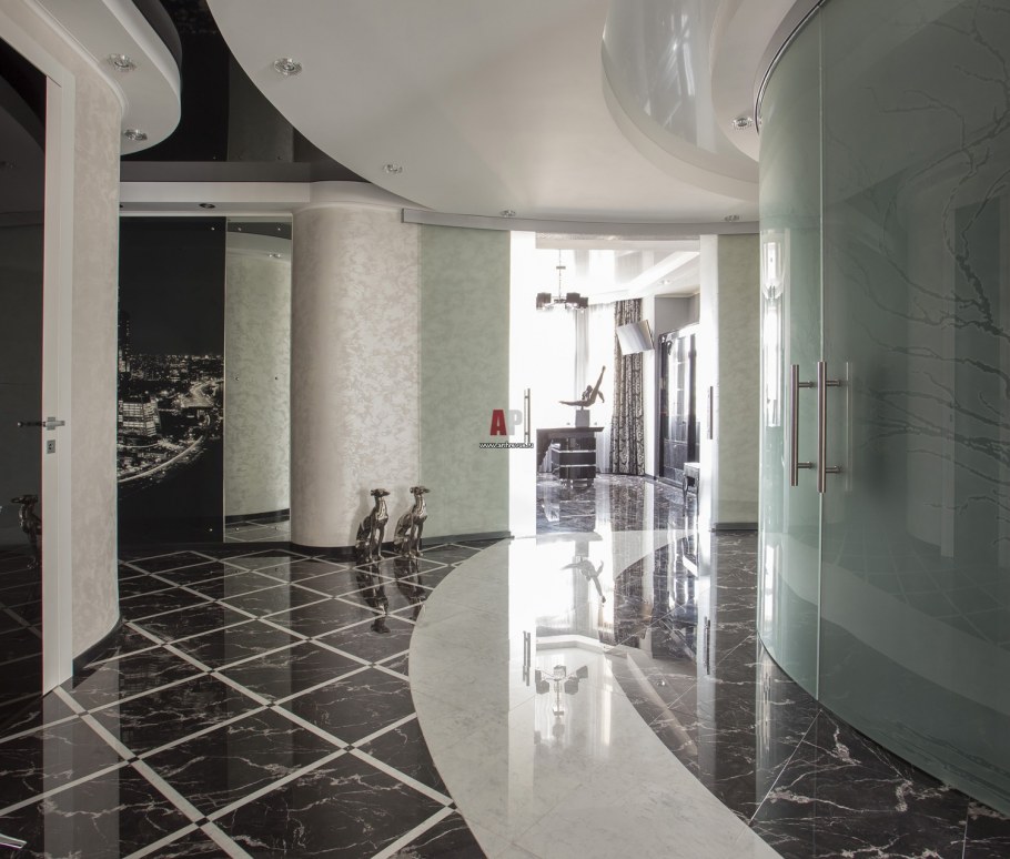 Глянцевый пол в прихожей