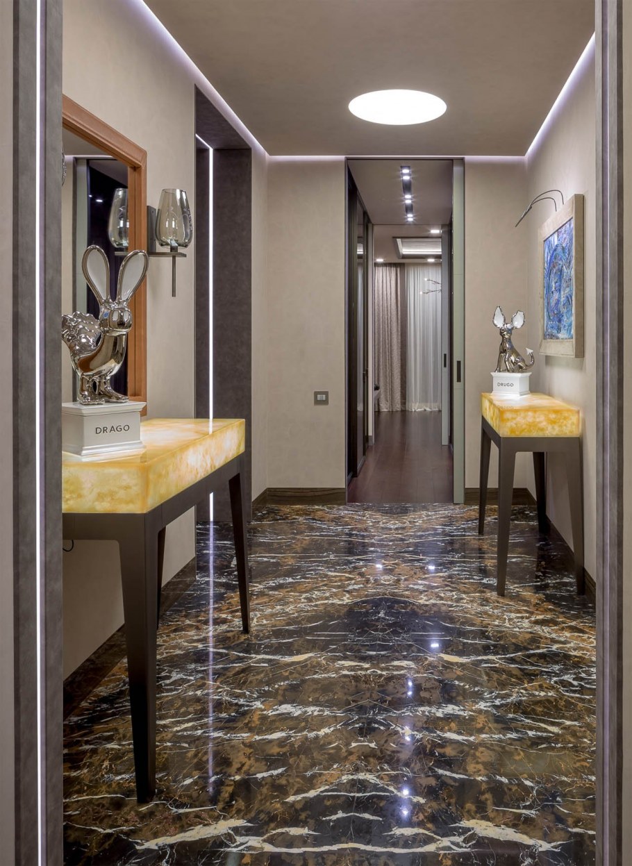 Мраморная плитка в прихожей