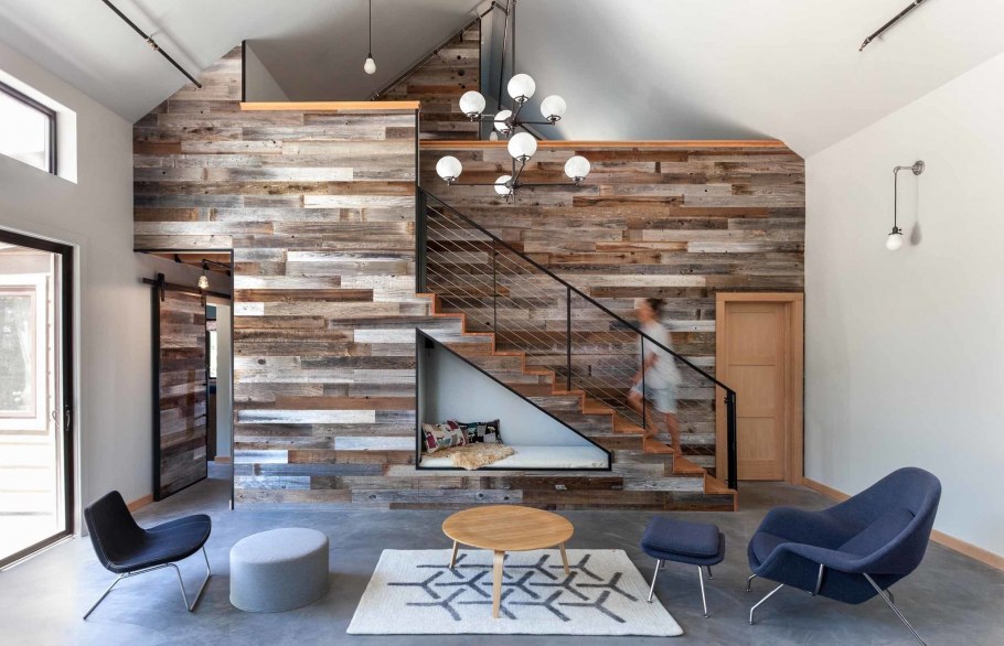 Отделка стен деревом в доме