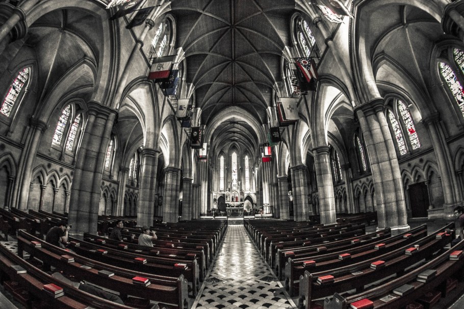 Молится в церкви Готика