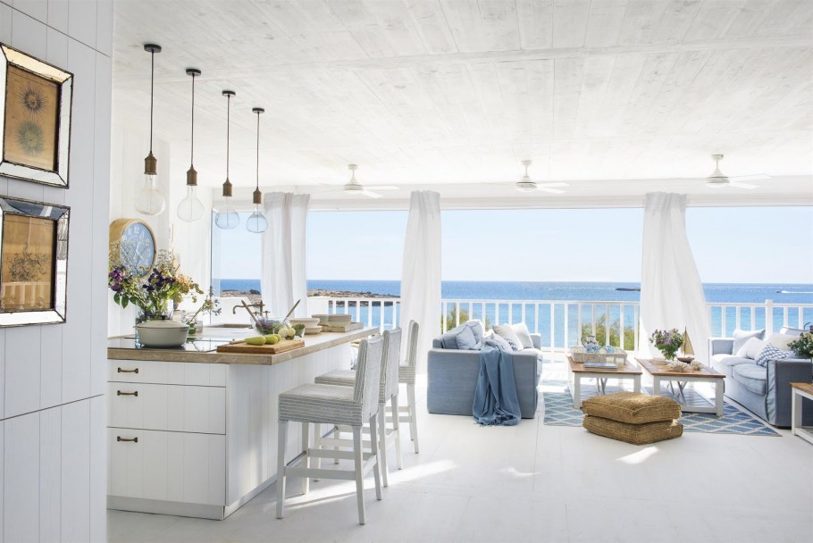 Интерьер домика у моря