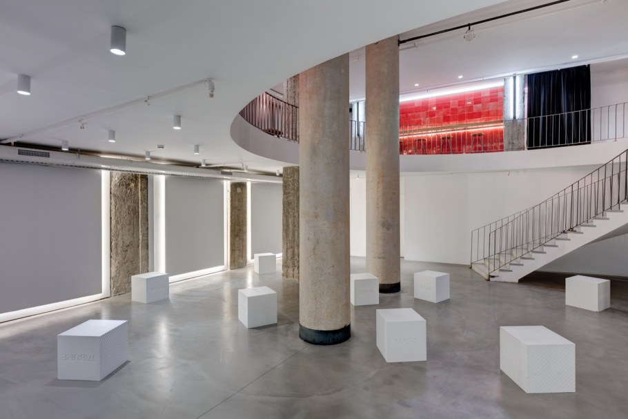 Фойе современного театра