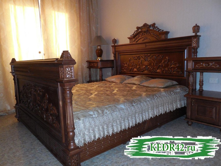 Резная спальня из массива