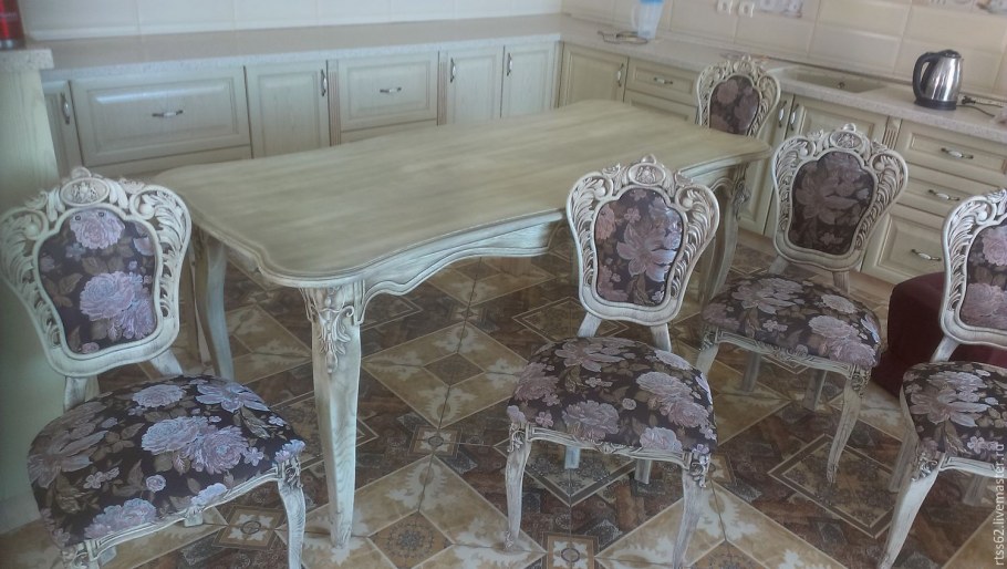 Стул резной деревянный