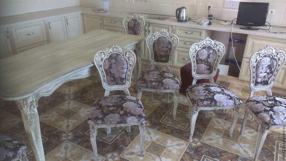 Стул резной деревянный