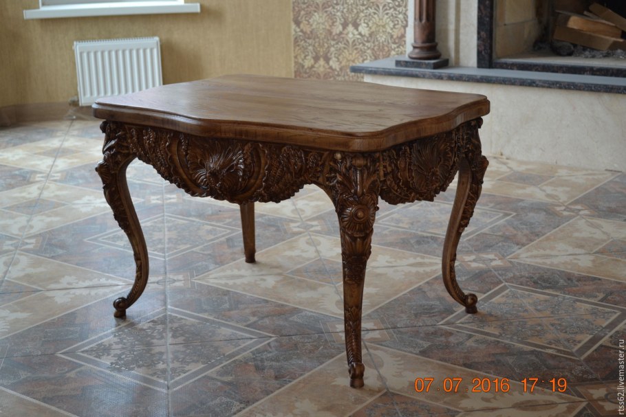 Резной деревянный стол