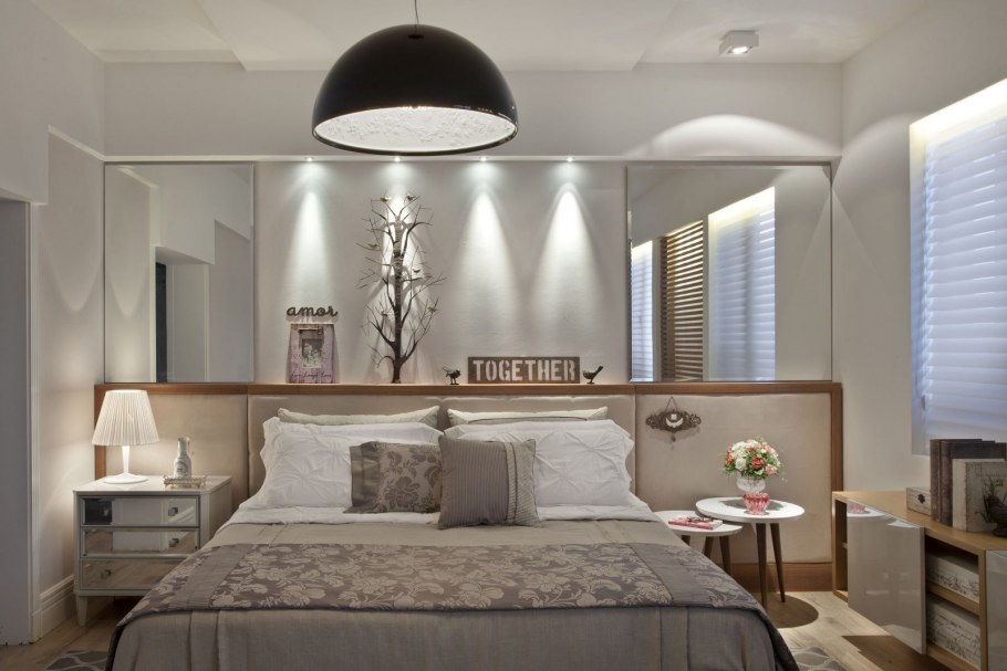 Кровать с зеркалом в изголовье