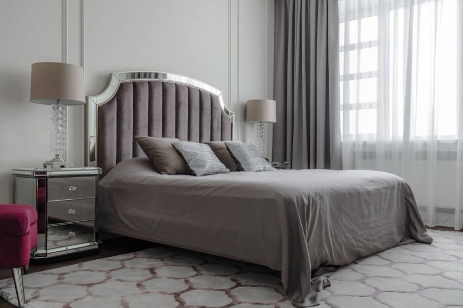 Кровать двуспальная с зеркальными вставками (розово-серая) kfe007-69