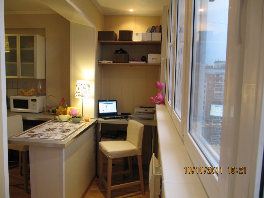 Маленькая кухня Объединенная с балконом