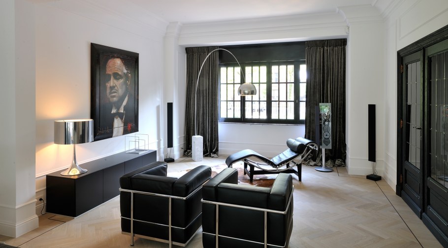 Молдинги для стен в интерьере современной гостиной