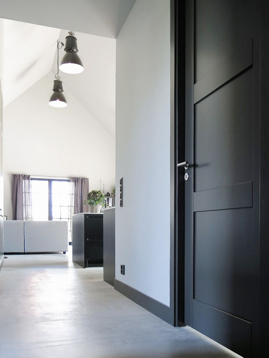 Черный плинтус в интерьере