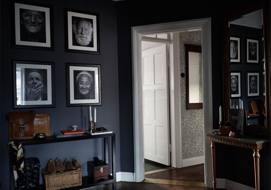 Интерьер кухни с темными дверями