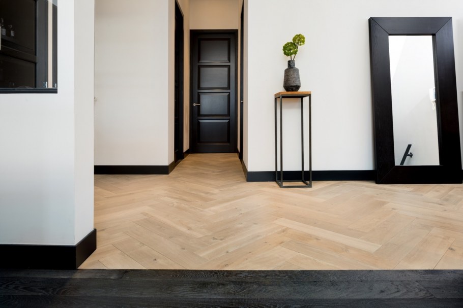 Черный плинтус в интерьере