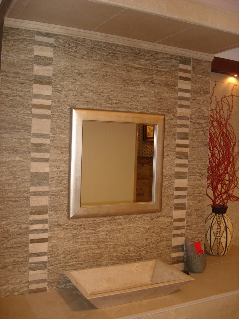 Декоративный камень в интерьере прихожей