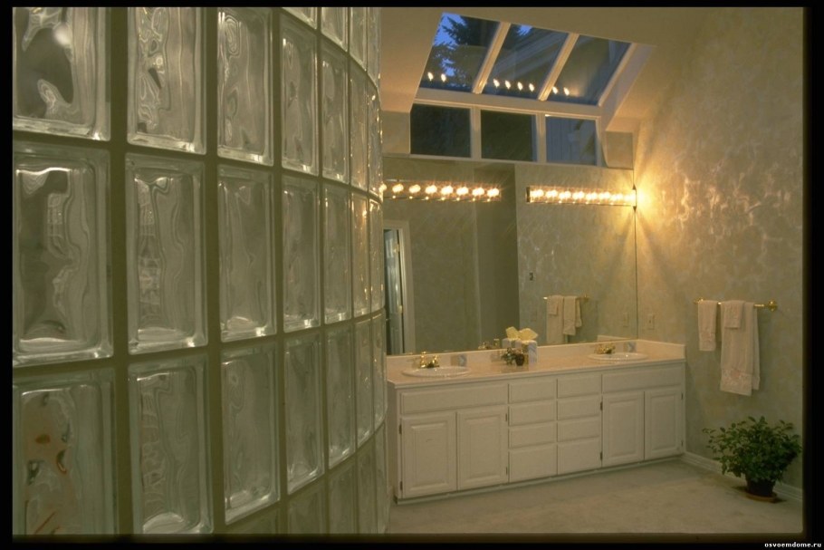 Стеклянные блоки в интерьере ванной