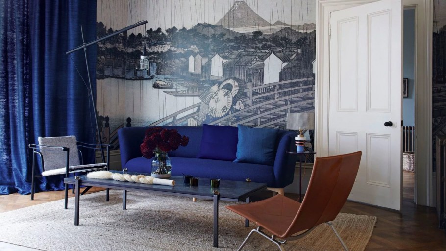 Диван на фоне фотообоев